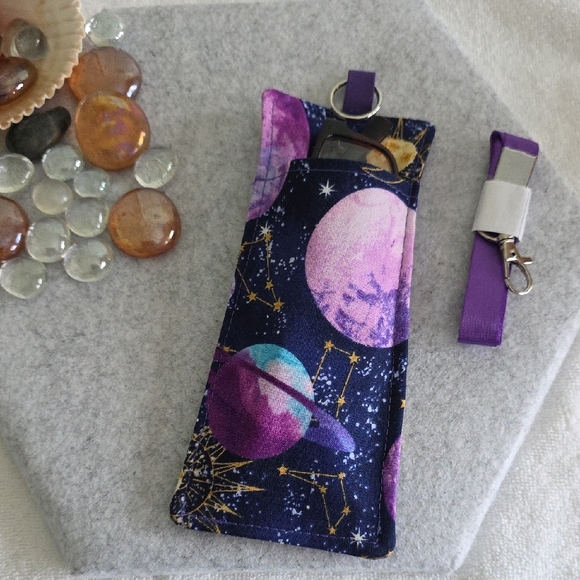 🪐 Purple Galaxy Pen & Glasses Holder with Bonus Lanyard - Picture 4 of 5